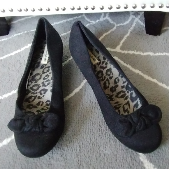 American Eagle Faux Suede Black Bow Wedges - Picture 3 of 14